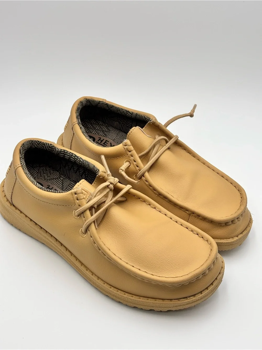 Hey Dude Wally Mono Leather Tan Slip-on Loafers Comfortable Light-Weight Size 4